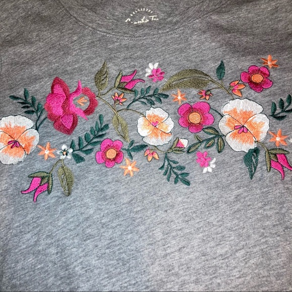 Hollister 🌑Grey Embroidered Flower Tee S - Picture 4 of 6